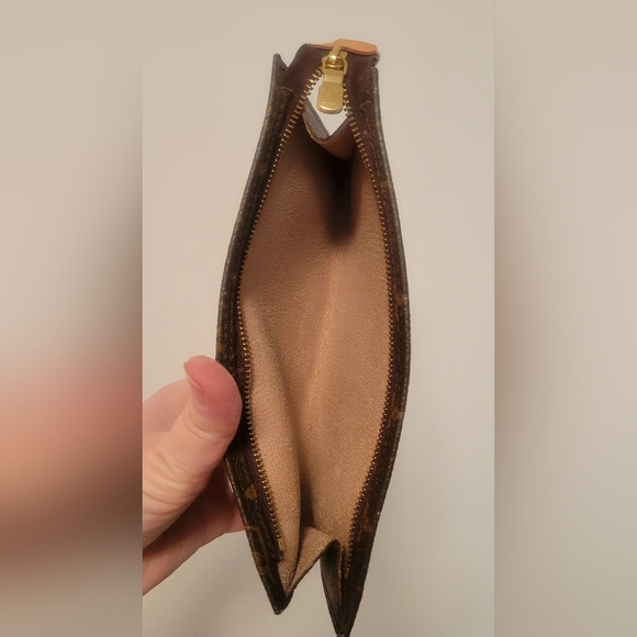 100% Authentic Louis Vuitton Monogram Pouch - Picture 11 of 13